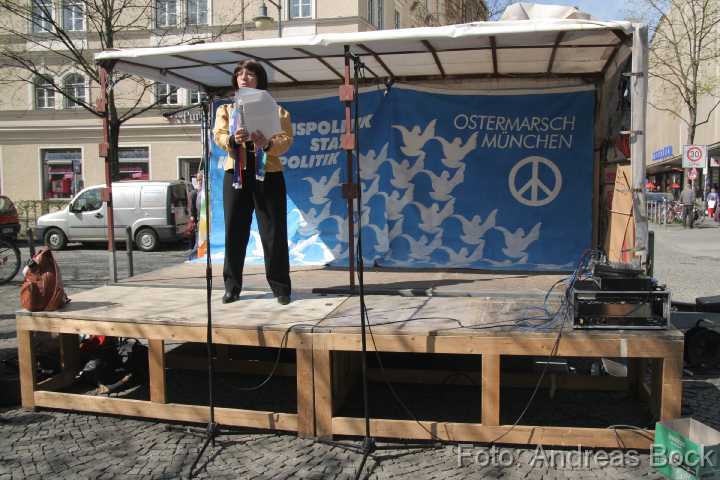 17 Beatrice Schevitz Und Beatrice Schevitz vom American Peace Comittee eine Rede halten